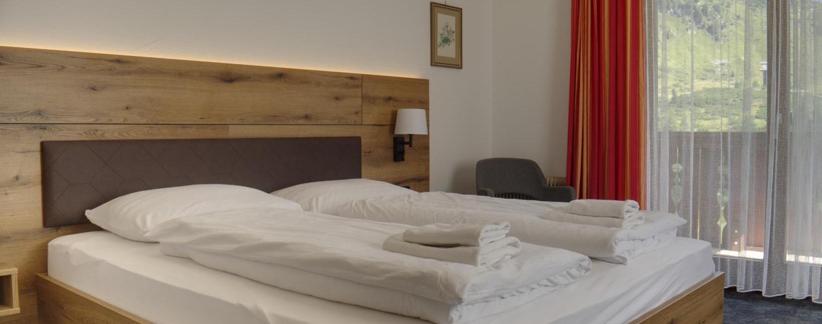 01-zimmer7-bett-mit-aussicht