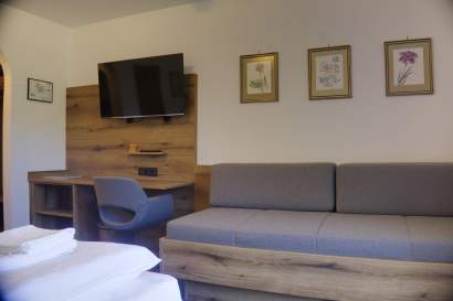 08-zimmer6-couch-mit-bettfunktion.jpg