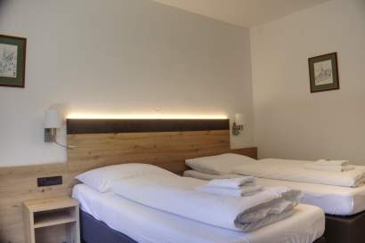 06-zimmer16-bett-raum-typ-c.jpg