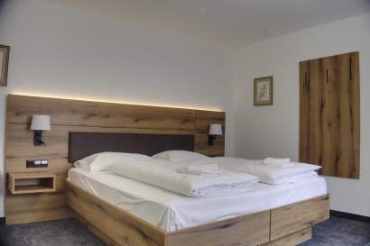 08-zimmer5-bett-linksansicht-obertauerjn.jpg
