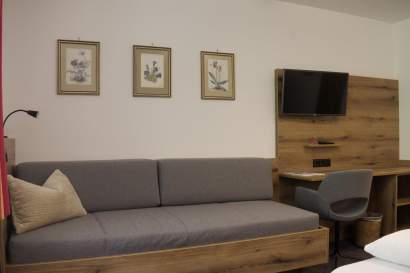 05-zimmer4-couch-und-schreibtisch.jpg