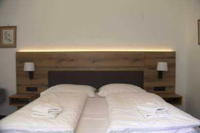 09-zimmer5-bett-frontansicht-obertauern.jpg