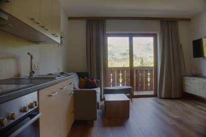 07-centralbb-küche-mit-couch-obertauern.jpg