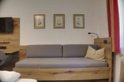 03-zimmer3-couch-mit-bettfunktion.jpg