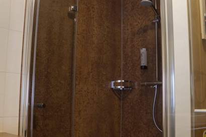 09-dusche-badezimmer-centralbb.jpg