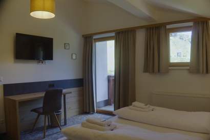 02-centralbb-obertauern-bett-fernseher.jpg