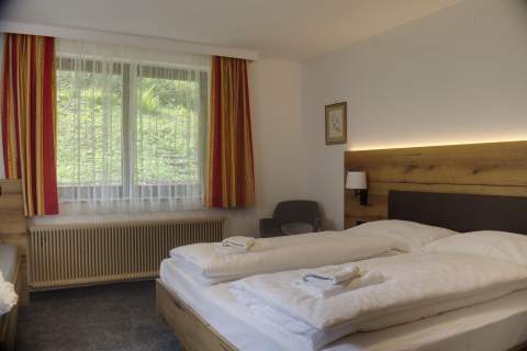 01-zimmer5-bett-obertauern.jpg