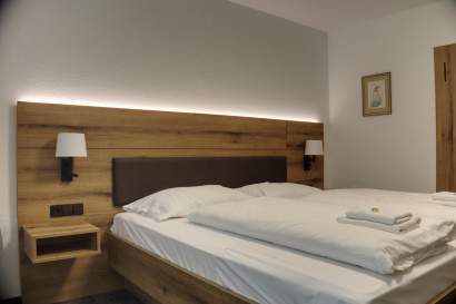 04-zimmer3-bett-obertauern.jpg