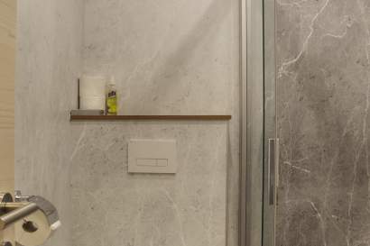 10-badezimmer-klo-dusche.jpg