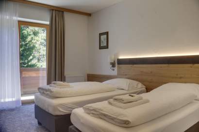 02-zimmer16-bett-queransicht-obertauern.jpg