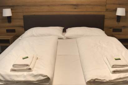 02-zimmer-bett-frontansicht-ringstraße.jpg