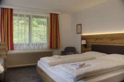 01-zimmer5-bett-obertauern.jpg